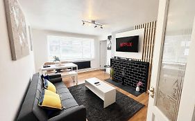 Cosy Croydon Apt Sleeps 5