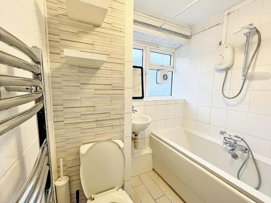 Cosy Croydon Apt Sleeps 5 Exterior photo